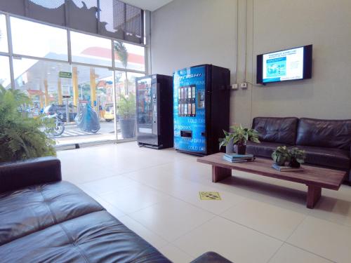 a living room with a couch and a soda machine at Hotel Las Olas Bello in Machado
