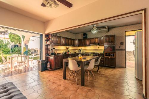 eine Küche mit einem Tisch und Stühlen im Zimmer in der Unterkunft Fuxia House Hostel in Mendoza