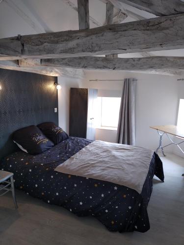 um quarto com uma cama grande num quarto em Chez cococuisine em Les Nouillers