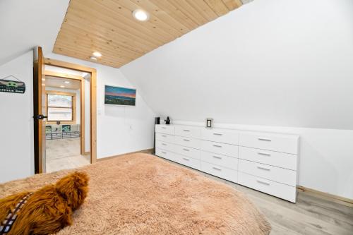 um quarto com um cão sentado numa cama em Yoda Maple Cabin- Awesome cabin with great amenities, you can feel the warmth of this charming cabin em Sugarloaf