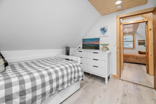 um quarto com uma cama, uma cómoda e um espelho em Yoda Maple Cabin- Awesome cabin with great amenities, you can feel the warmth of this charming cabin em Sugarloaf