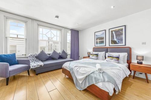 una camera con letto e divano di Piccadilly Haven, Flat in London VR12 a Londra
