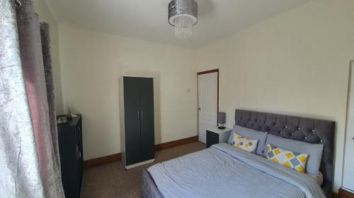 a bedroom with a large bed and a window at Spacious 2 Bedroom Home in Birmingham in Birmingham