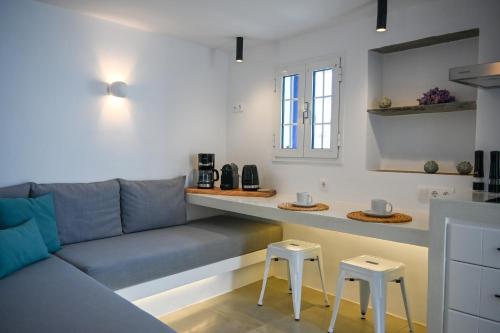 mikro Thama في Kámbos: غرفة معيشة مع أريكة ومقعدين