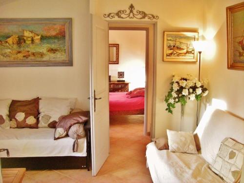 - une chambre avec un lit et un canapé dans l'établissement BANDOL-MAISON LA BIENVENUE 9MN A PIED MER-CALANQUE PORT D'ALON-GRAND JARDIN+FIBRE WIFI, à Saint-Cyr-sur-Mer