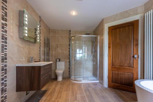 的住宿－Bellair House，带淋浴、盥洗盆和卫生间的浴室