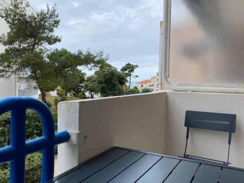- Balcón con mesa y ventana en Appart les sable d'olone, vue mer, mer à 200 mètres en La Pironnière