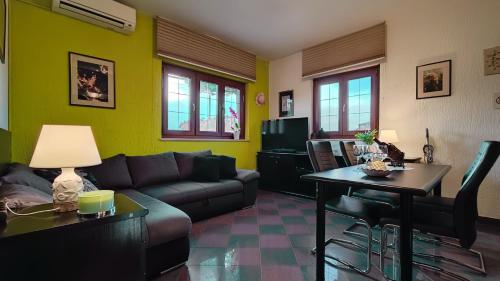 salon z kanapą i stołem w obiekcie Apartman Ladybird w Puli
