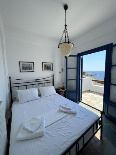 - une chambre avec un lit et une vue sur l'océan dans l'établissement Aegean Paradise, Kythnos, Naousa, à Kythnos