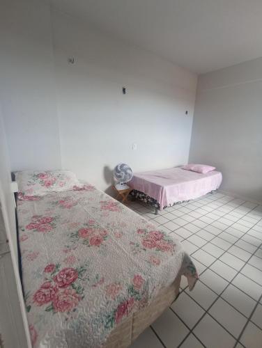 1 dormitorio con 2 camas y suelo de baldosa en Cantinho para mulheres, en Parnaíba