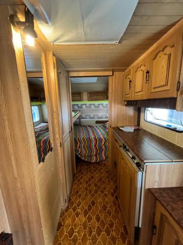 uma vista interior de uma caravana com uma cozinha em LE TERRAZZE SUL GARDA RELAIS em Biaza