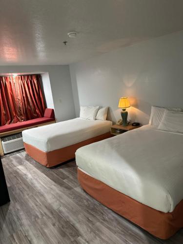 ein Hotelzimmer mit 2 Betten und einem Fenster in der Unterkunft Microtel Inn & Suites by Wyndham Gallup - PET FRIENDLY in Gallup