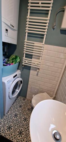 Łazienka z białą toaletą i umywalką w obiekcie Rainbow Central Studio by Carpe Diem w Zagrzebiu