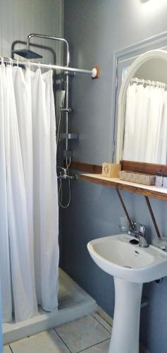 baño con cortina de ducha blanca y lavamanos en ARTEMIS en Svoronata