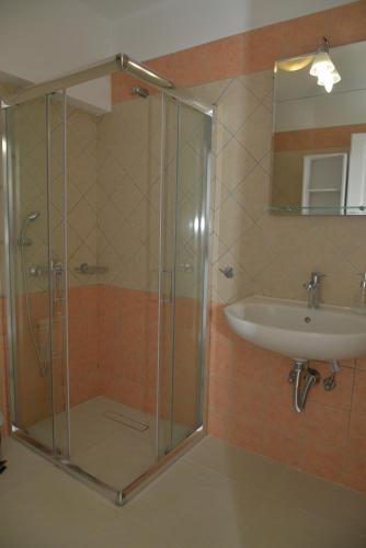 カノニにあるUnique Homeのバスルーム(ガラス張りのシャワー、シンク付)