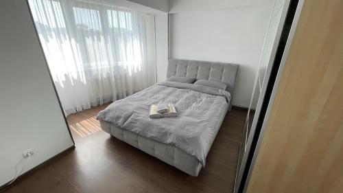 een bed in een kamer met een spiegel bij Home sweet home in Chişinău