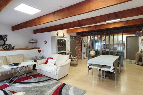 un salon avec un canapé blanc et une table dans l'établissement Le Loft du 31 déco charme cosy centre Garage privé Climatisation, à Sète