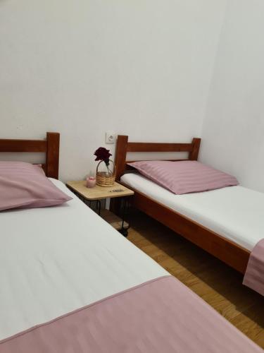 dos camas sentadas una al lado de la otra en una habitación en Apartman Roza 2, en Ploče