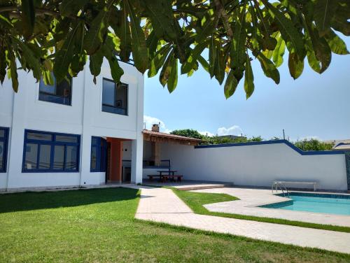 a house with a swimming pool and a yard at Hostel Villa Virtudes in Serra