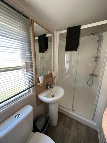 y baño con lavabo, ducha y aseo. en Tattershall Lakes getaway, en Tattershall