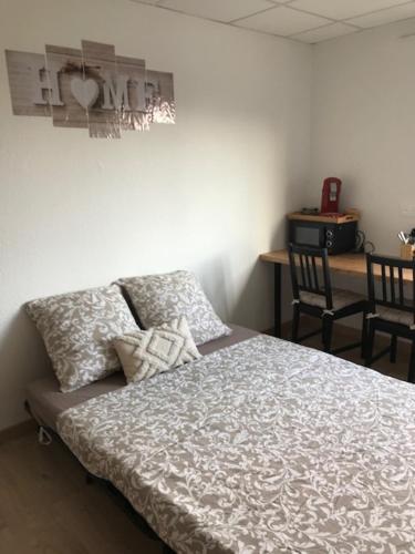 une chambre avec un lit, deux chaises et une table dans l'établissement COSY COLMAR, à Colmar