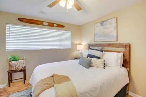 um quarto com uma cama grande e uma ventoinha de tecto em Lake Hamilton Home 5 Mi to Hot Springs! em Hot Springs