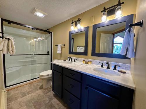 y baño con lavabo, ducha y aseo. en New Property! Updated 3 bed 3 bath condo with mountain ski slope views in Bretton Woods, en Bretton Woods
