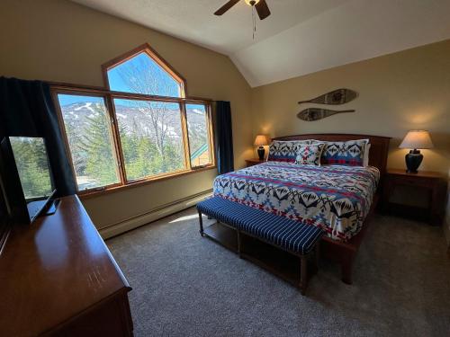 Tempat tidur dalam kamar di New Property! Updated 3 bed 3 bath condo with mountain ski slope views in Bretton Woods