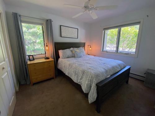 Posteľ alebo postele v izbe v ubytovaní FV4 Fairway Village Condo, close to Omni Mount Washington! Fireplace, wifi, golf, skiing!