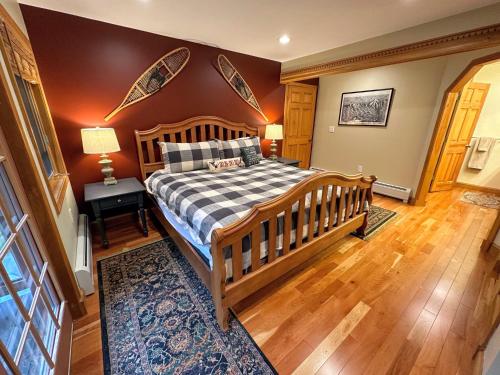 Un pat sau paturi într-o cameră la FC43 Renovated cozy spacious cottage with AC, air hockey, wifi close to ski trails!