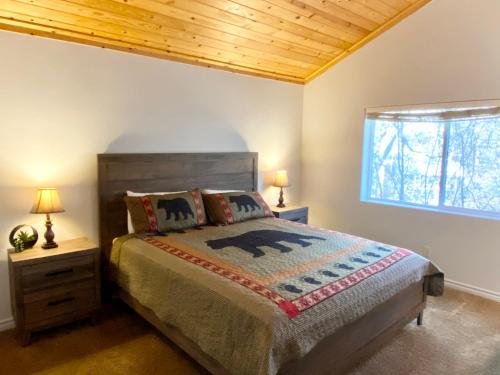 Postel nebo postele na pokoji v ubytování Brown Bear Lodge - Cozy mountain home situated within the quiet and ideal Sugarloaf neighborhood