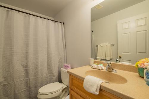 Koupelna v ubytování Brown Bear Lodge - Cozy mountain home situated within the quiet and ideal Sugarloaf neighborhood