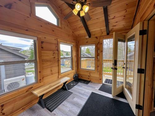 Posezení v ubytování BMV6 Tiny Home village near Bretton Woods