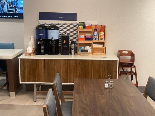 Příslušenství pro přípravu čaje a kávy v ubytování Holiday Inn Express Fort Lauderdale North - Executive Airport by IHG