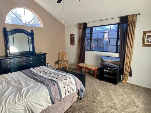 Katil atau katil-katil dalam bilik di Brown Bear's Den - Spacious condo within walking distance to all Big Bear has to offer!