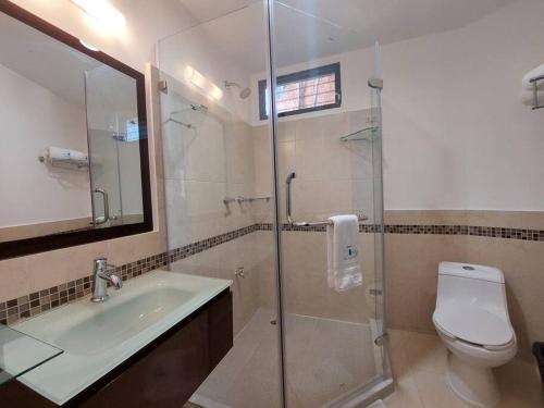 Un baño con ducha, lavabo e inodoro. en Villas Cozumel #4, en Cozumel