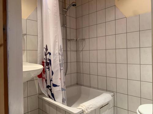 a bathroom with a tub and a sink at Küstenmotorschiff Aventura in Bremen