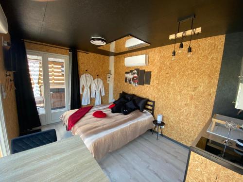 ein Schlafzimmer mit einem großen Bett in einem Zimmer in der Unterkunft Mini Love Room jacuzzi privatif in Uriménil