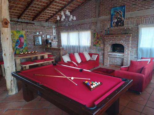 een woonkamer met een pooltafel in een kamer bij Hermosa cabaña en zacatlan puebla la escondida in Jicolapa