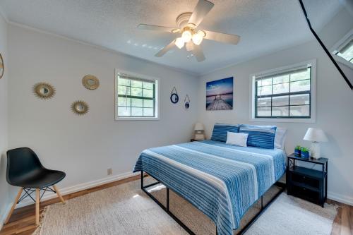 Schlafzimmer mit einem Bett und einem Deckenventilator in der Unterkunft Liberty Lodge Lakefront Cottage with Porch and Dock in Eatonton