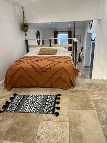 une chambre avec un lit et un tapis au sol dans l'établissement Studio * Calme & Cosy *, à Arles