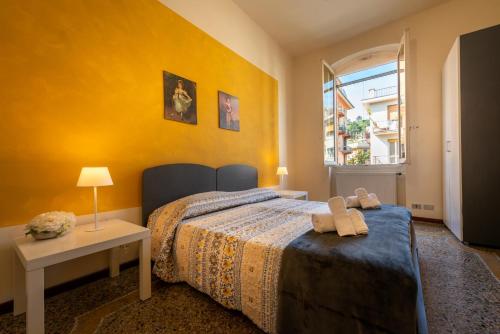 a bedroom with a bed and a yellow wall at Casa Pier - Centralissima in villa d'epoca in Rapallo