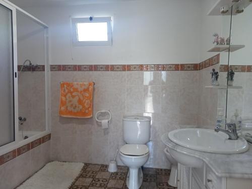 bagno con servizi igienici bianchi e lavandino di Boaventura Home Comfort a Boaventura