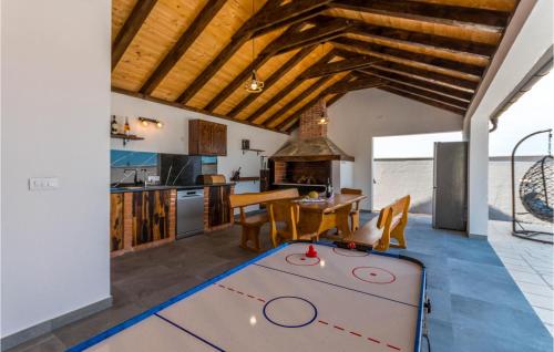 kuchnia i jadalnia ze stołem do ping ponga w obiekcie Stunning Home In Gornje Rastane w mieście Donje Raštane