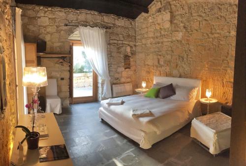 เตียงในห้องที่ Borgo Alveria