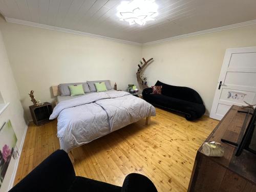 ein Schlafzimmer mit einem Bett und ein Wohnzimmer in der Unterkunft Meli´s Zirbenbett Ferienhaus in Bernstein