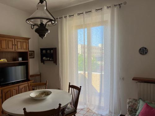a room with a table and a window with a table and chairs at Casa Vanni in Vada