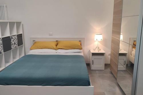 sypialnia z dużym łóżkiem i dwoma stołami w obiekcie 44 gatti Grazioso monolocale w mieście San Salvo