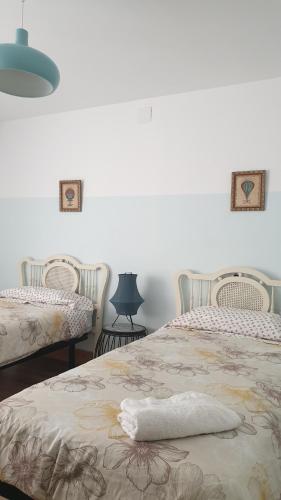 1 dormitorio con 2 camas y manta en Bonito apartamento en el casco antiguo, en Jaén
