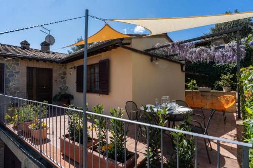 a house with a table and chairs on a balcony at Appartamenti le Ginestre in Lupompesi
